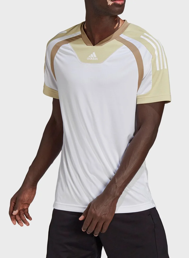 adidas تيشيرت مزين بشعار الماركة