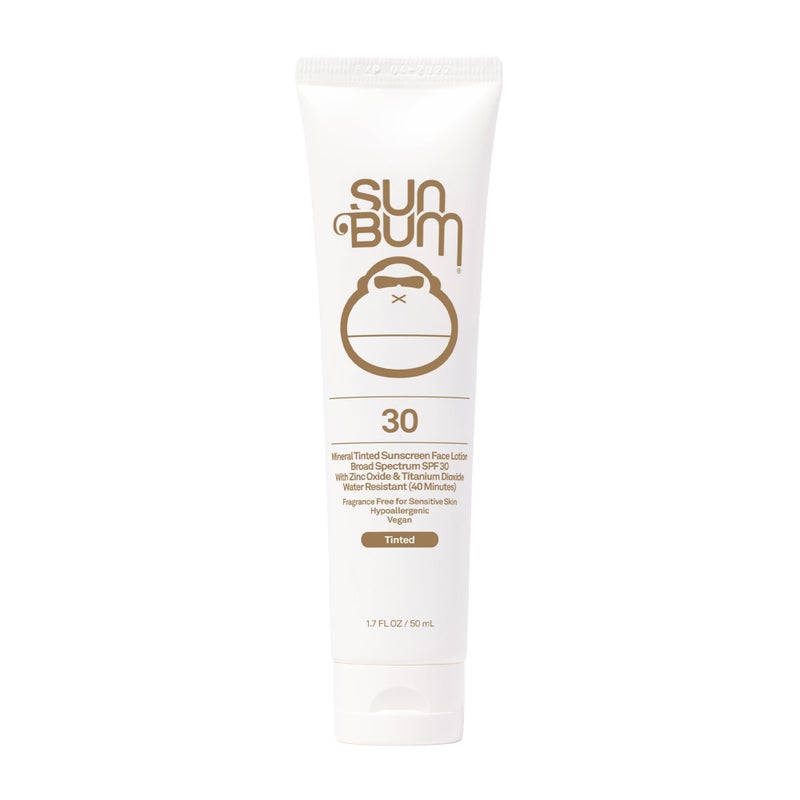 Sun Bum واقي شمس للوجه بلون معدني SPF 30 من صن بوم - برايمر غير لامع - واقي شمس مرطب واسع الطيف مع فيتامين E - متوافق مع قانون هاواي 104 (بدون أوكتينوكات وأوكسي بنزون) - حجم سفر 1.7 أونصة - Image 1