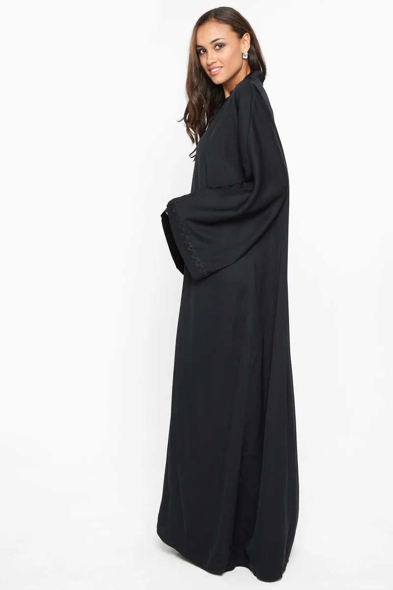 النخبة A simple abaya withlace detailing by sleeves and closure -AJ573A
