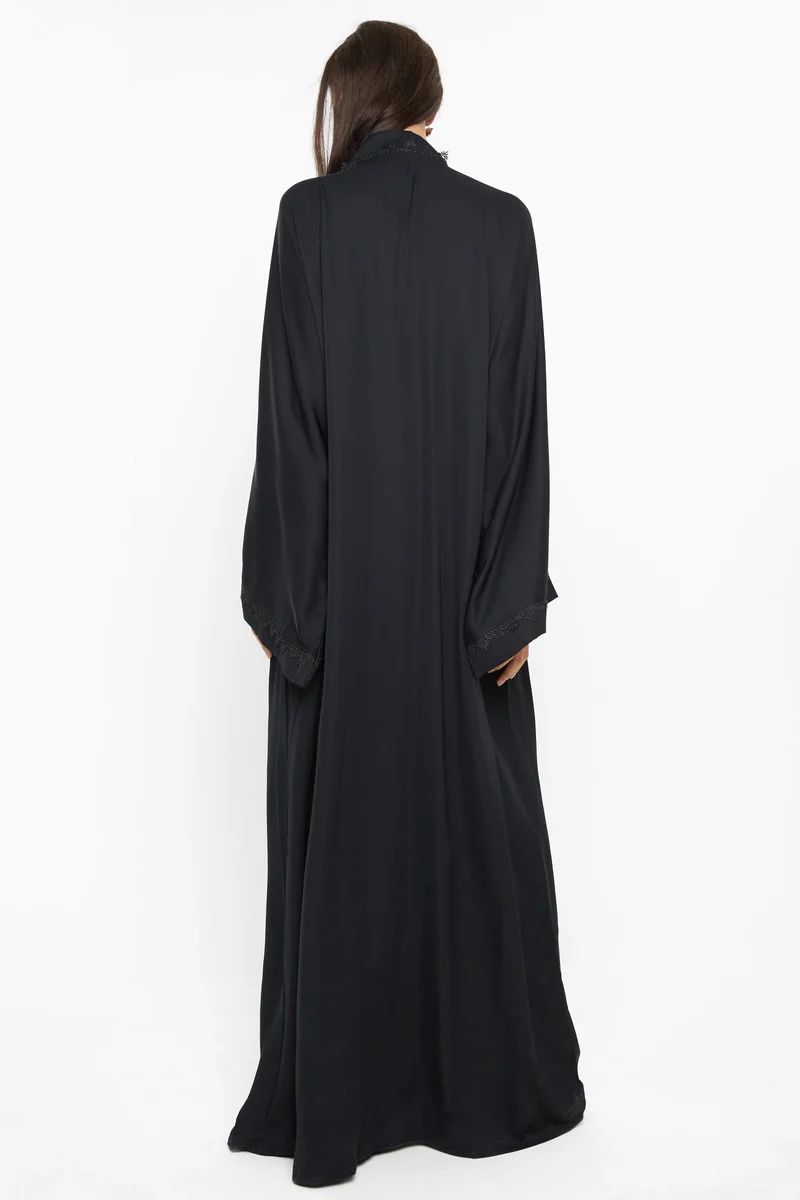 النخبة A simple abaya withlace detailing by sleeves and closure -AJ573A