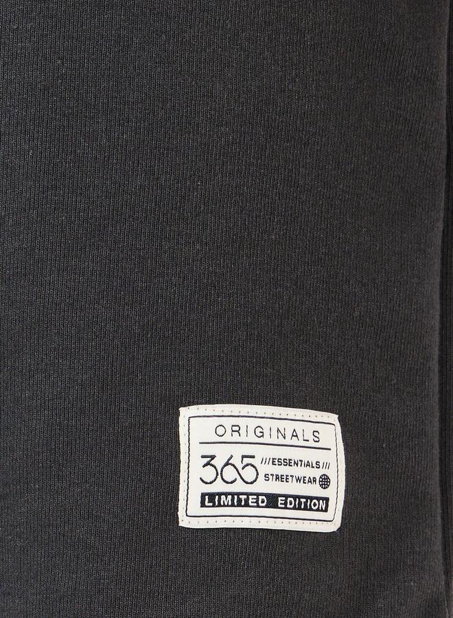 ستايلي شورت تيري بقصة عادية مع شارة - Image 4