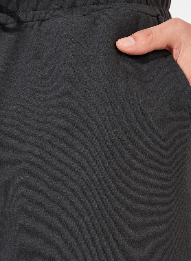 ستايلي شورت تيري بقصة عادية مع شارة - Image 3