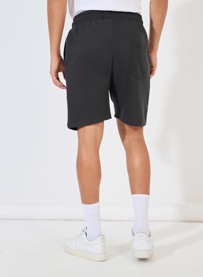 ستايلي شورت تيري بقصة عادية مع شارة - Image 5