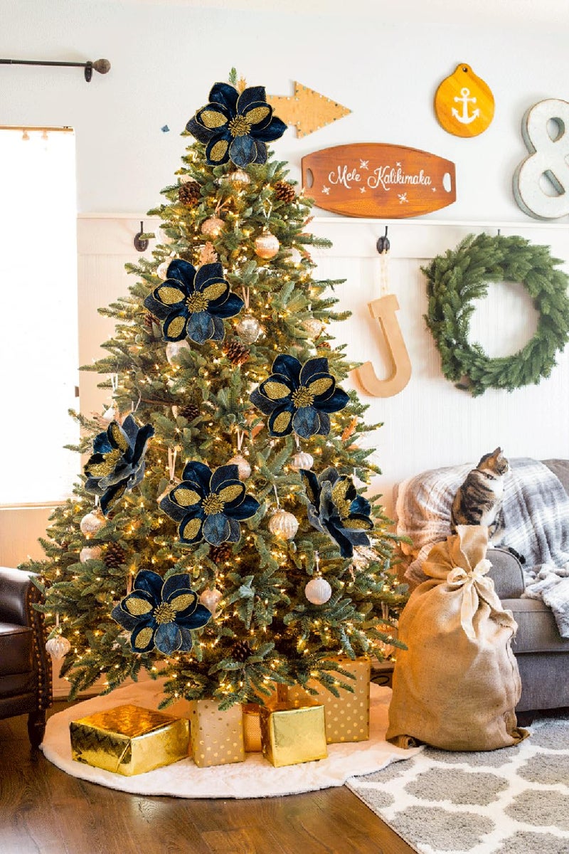 Briful زهور ماغنوليا برايفول الكبيرة 10 رؤوس زينة عيد الميلاد مع لمسة من الجليتر مجموعة من 3 زهور صناعية مع أعواد سيقان لتزيين شجرة عيد الميلاد باللون الأبيض والذهبي - Image 2