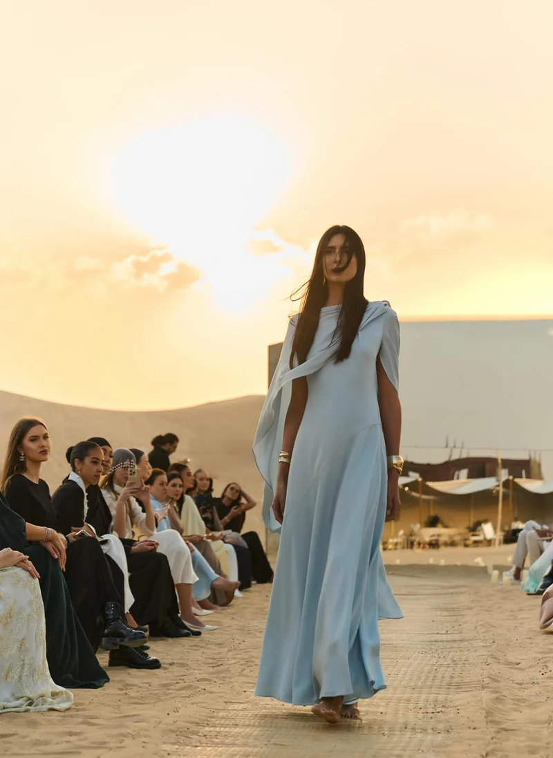 ليتشي فستان ماكسي مع عباءة غير متماثلة