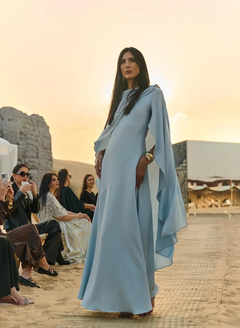 ليتشي فستان ماكسي مع عباءة غير متماثلة