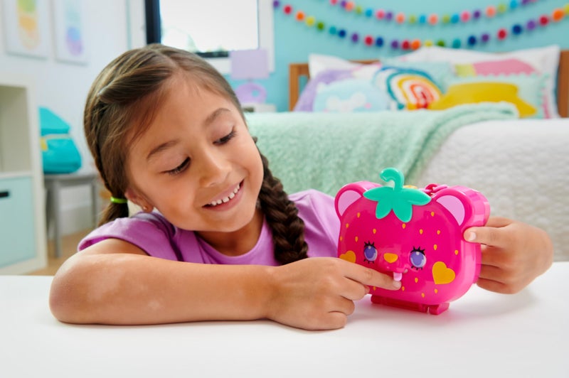 Polly Pocket Playset with 2 Micro Dolls & 12 Accessories, Straw-Beary Patch Compact Travel Toy with Fidget Exterior - Image 2