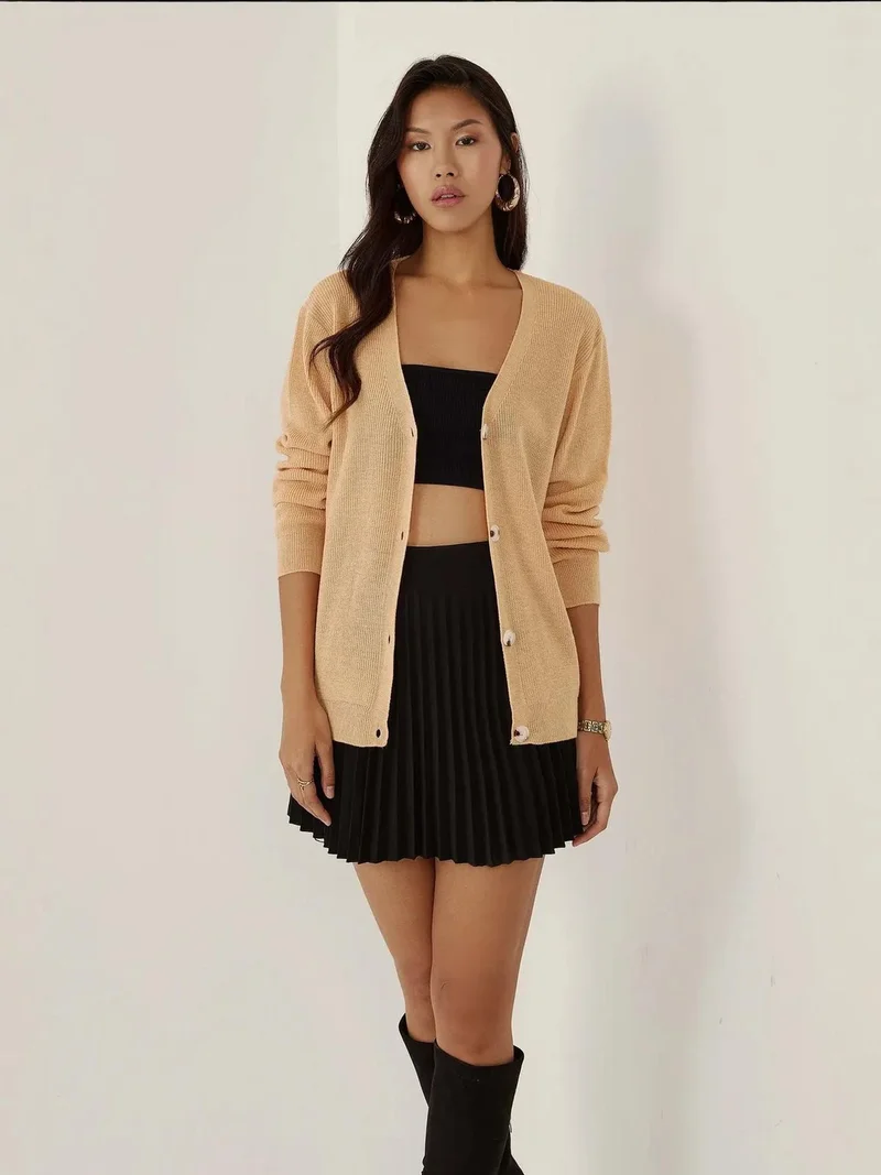 زوبعة كارديجان بأزرار وياقة على شكل حرف