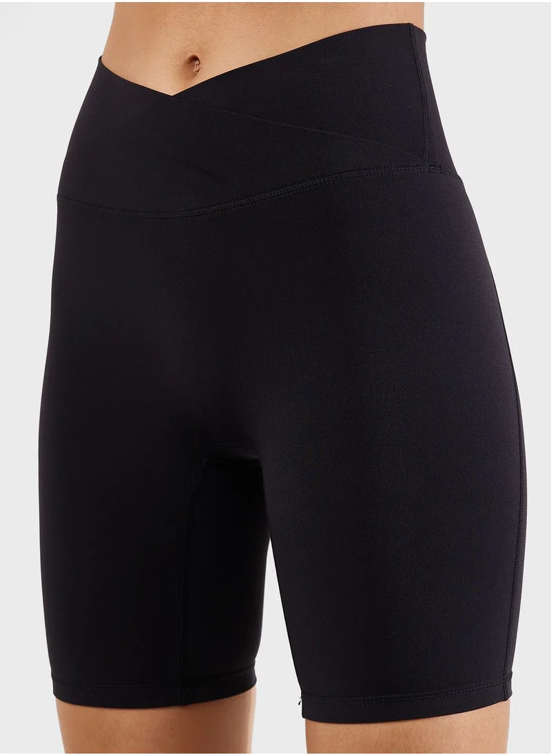 فورورد V Waist Ribbed Short With Side Pocket