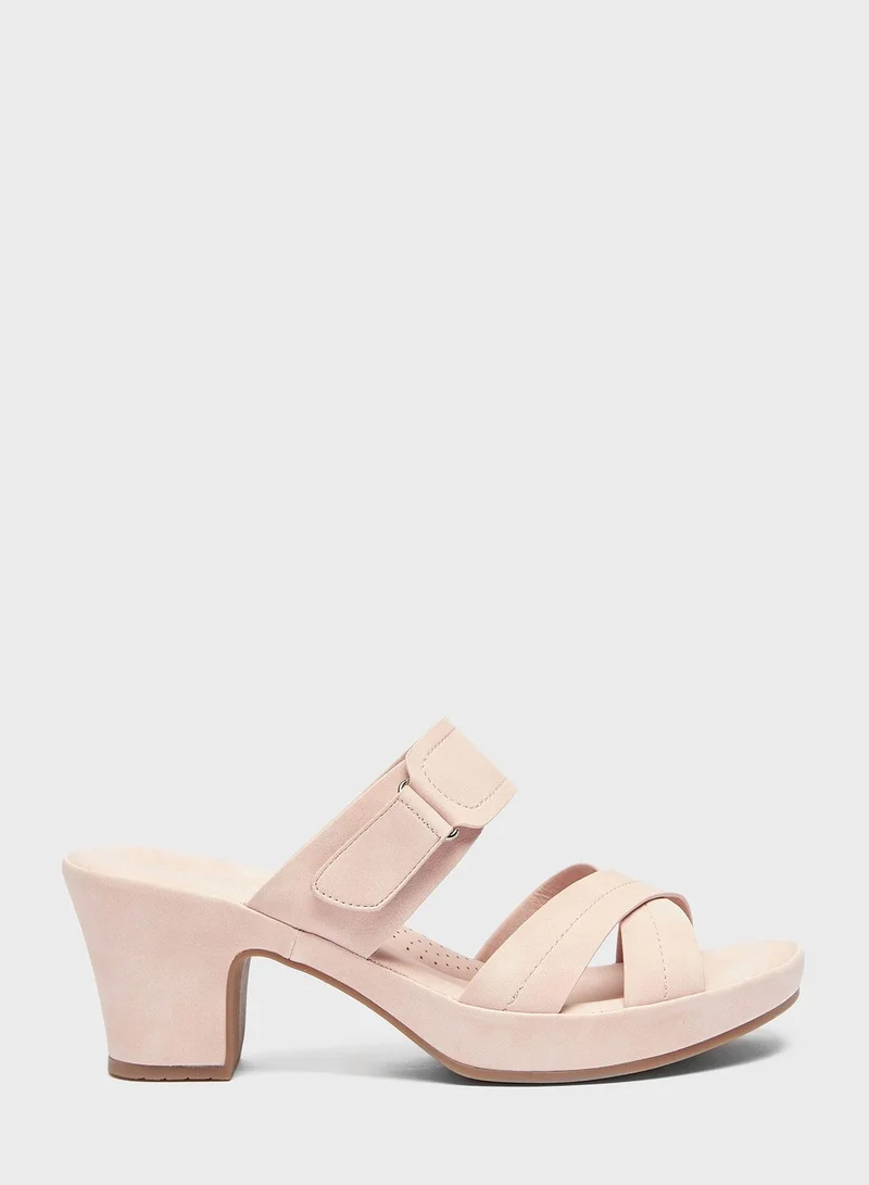 لو كونفورت Cross Strap High Heel Sandal