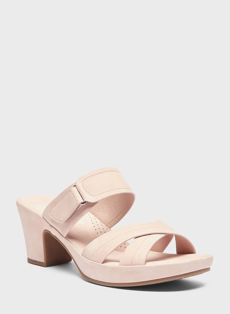لو كونفورت Cross Strap High Heel Sandal