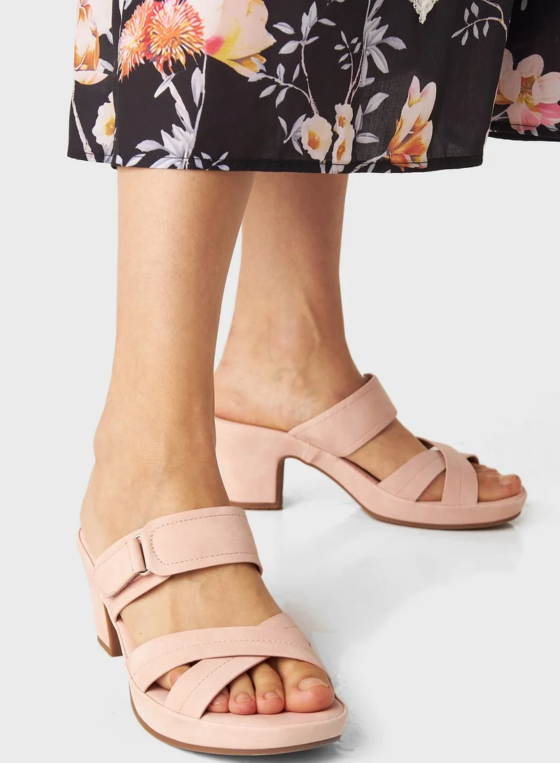 لو كونفورت Cross Strap High Heel Sandal