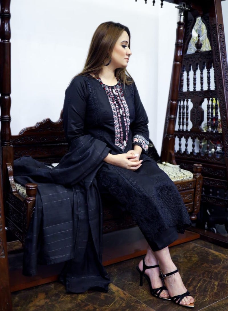 وينشيلز طقم سلوار قميص مطرز من القطن الباكستاني الفاخر - فاخر وأنيق - متوسط - Image 3