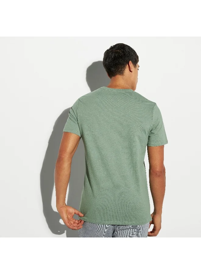 Iconic Iconic Typographic Print T-shirt with Crew Neck and Short Sleeves