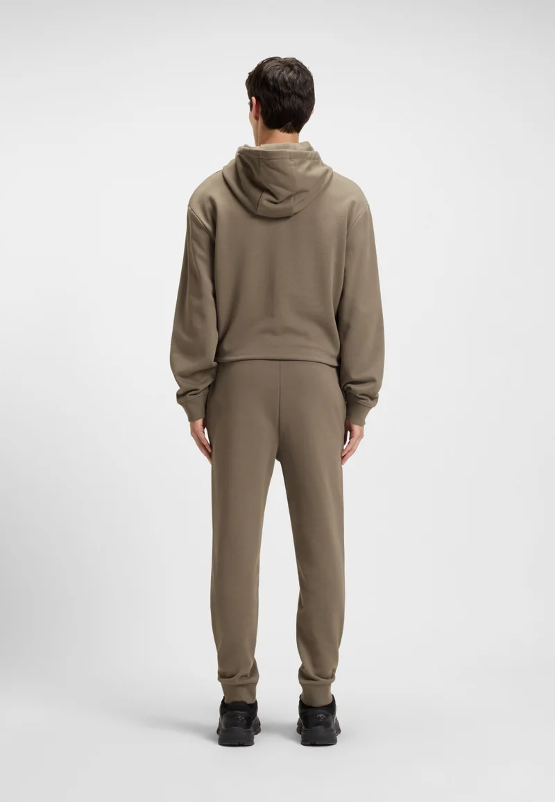 هوجو بنطلون رياضي مضلع من قطن تيري بطبعة شعار