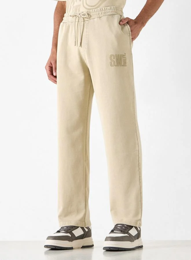 اس بي كاركترز بنطلون بخصر مرن وقصّة مريحة وتفاصيل سمايلي ورلد مع رباط إغلاق