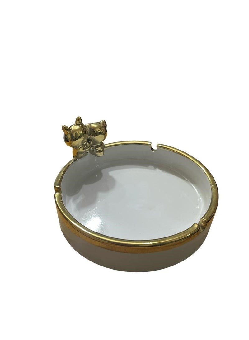 Decorative piece with luxurious ornamental shapes