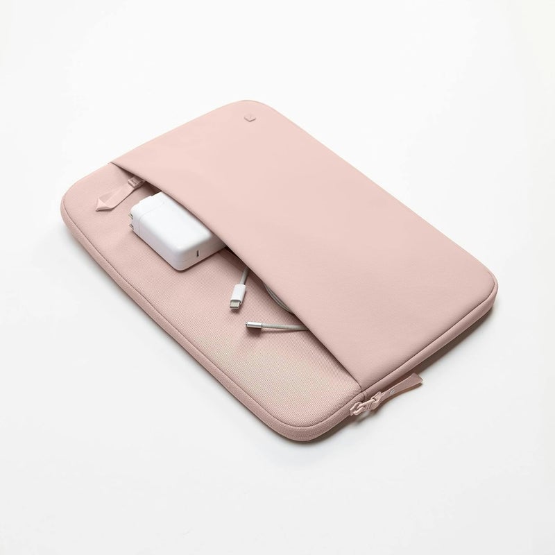 إنكيس غلاف Incase A.R.C. المصنوع من ReSpun 100% بوليستر معاد تدويره - لحواسيب MacBook/Laptop مقاس 13 بوصة و14 بوصة ولأجهزة iPad/Tablet - مع بطانة فر��ء صناعي مبطنة، وجيب خارجي بسحاب - لون الخوخ - Image 2