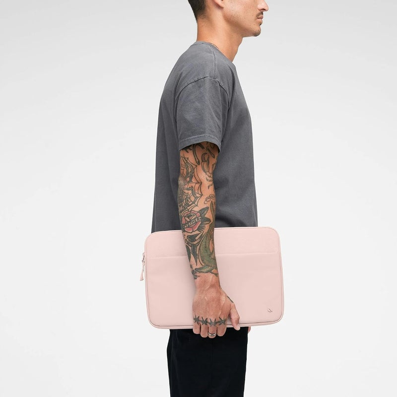 إنكيس غلاف Incase A.R.C. المصنوع من ReSpun 100% بوليستر معاد تدويره - لحواسيب MacBook/Laptop مقاس 13 بوصة و14 بوصة ولأجهزة iPad/Tablet - مع بطانة فر��ء صناعي مبطنة، وجيب خارجي بسحاب - لون الخوخ - Image 4