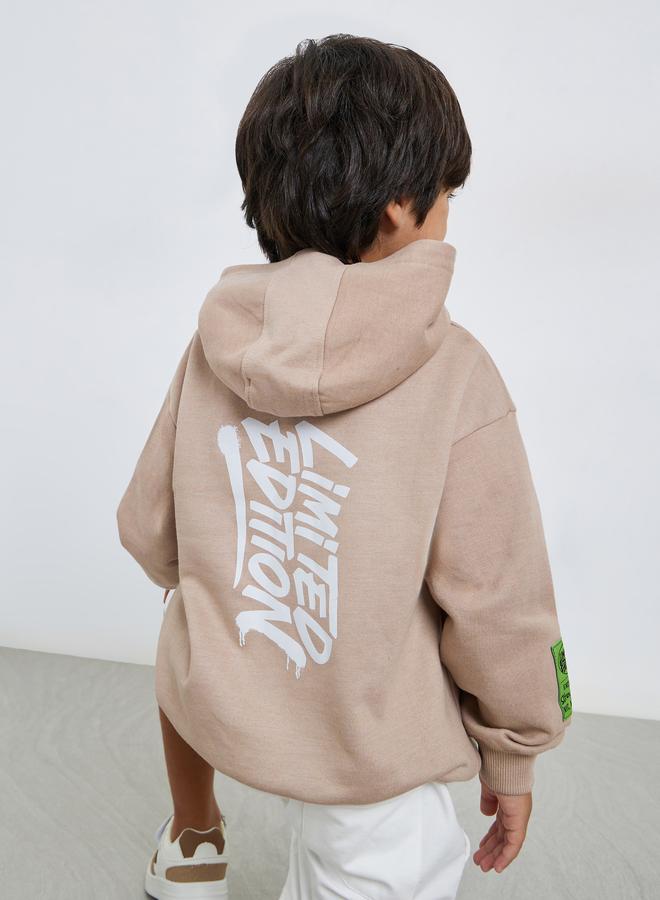 ستايلي هودي للأولاد بطبعة شعار باللون البيج - Image 1