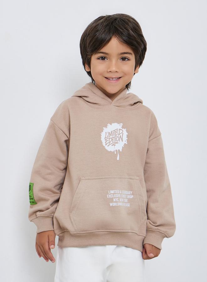 ستايلي هودي للأولاد بطبعة شعار باللون البيج - Image 3