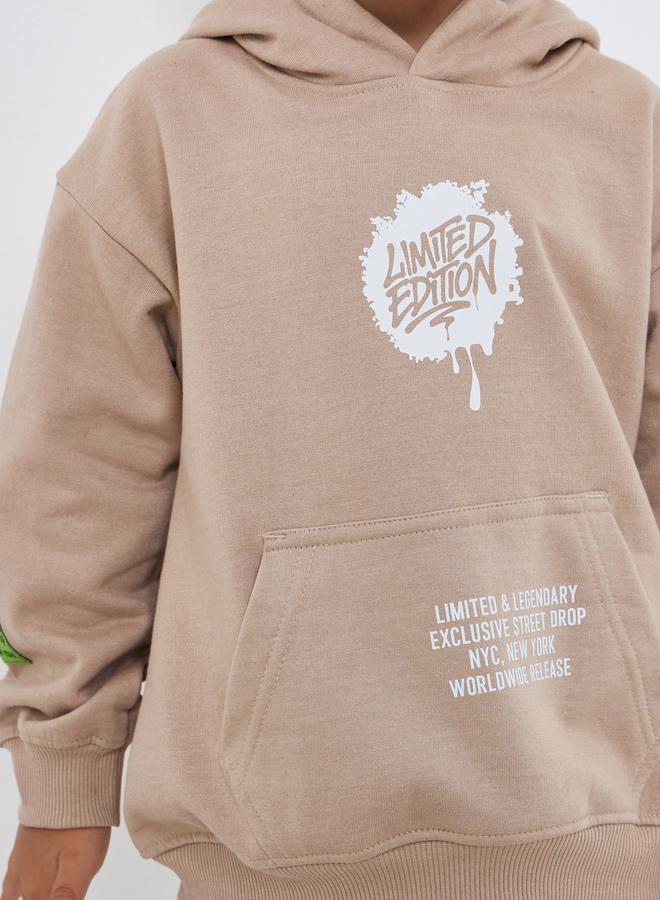 ستايلي هودي للأولاد بطبعة شعار باللون البيج - Image 4