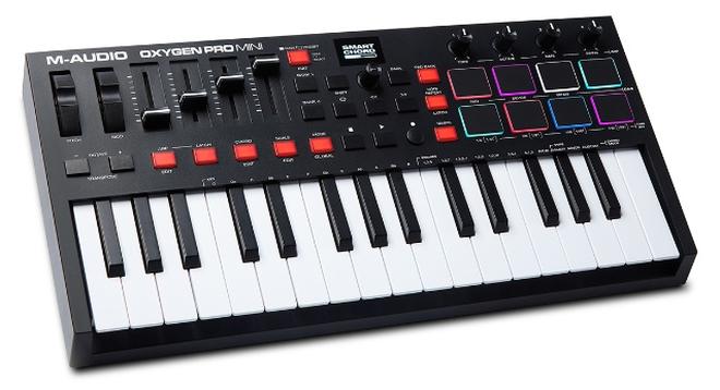 إم أوديو أوكسيجن برو ميني – وحدة تحكم MIDI قوية عبر USB بـ32 مفتاح صغير، مع تحكمات ذكية وتعيين تلقائي - Image 1