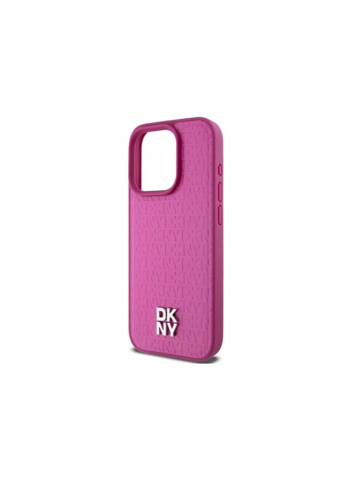 DKNY Pure حافظة جلدية صلبة وردية اللون مقاس 6.7 بوصة لجهاز 15 Pro Max بنقشة حرف واحد وشعار معدني - Image 1