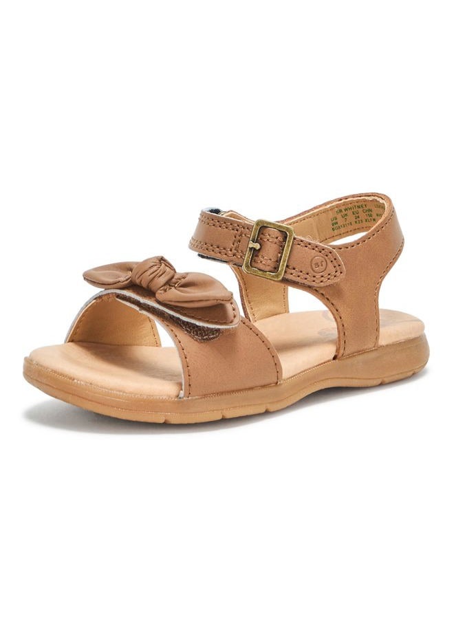 Stride rite صندل سارة ويتني للفتيات، بني، 4 عريض للأطفال الصغار - Image 1