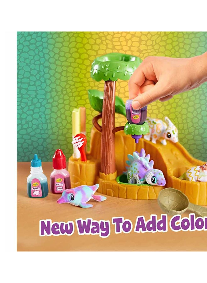 Crayola ألعاب الديناصورات القابلة للرسم مع منزلق المياه، ألعاب ديناصورات للأطفال، لعبة تنظيف الحيوانات الأليفة، هدايا للأولاد والبنات، أعمار 3 سنوات وما فوق - Image 4