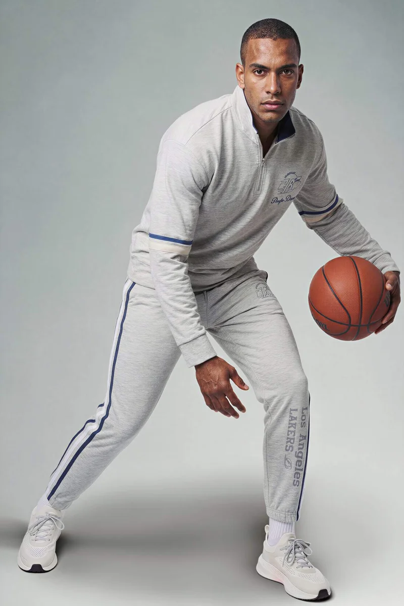 ديفاكتو Relax Fit NBA Los Angeles Lakers Licensed Long Sleeve Sweatshirt