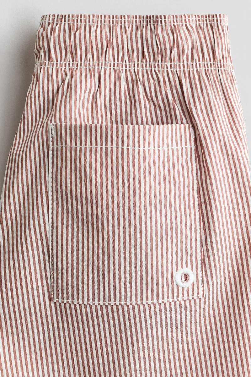 اتش اند ام شورت سباحة مزين بنقوش