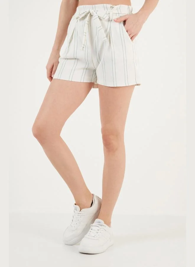 ليلا شورت نسائي ضيق بحزام مخطط وجيوب ليلى