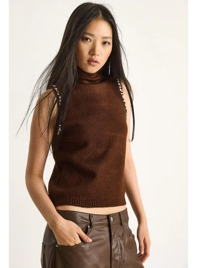 جينجر صدرية بياقة عالية مزينة بالخرز