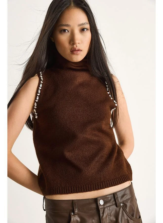 جينجر صدرية بياقة عالية مزينة بالخرز