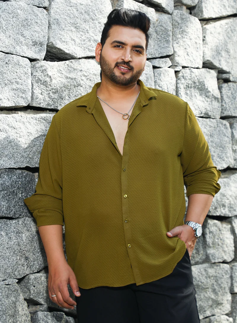 انستافاب بلس قميص رجالي مقاس بلس أخضر زيتوني منسوج بتصميم مميز بياقة واسعة وأكمام طويلة بأزرار للإغلاق مناسب للارتداء اليومي