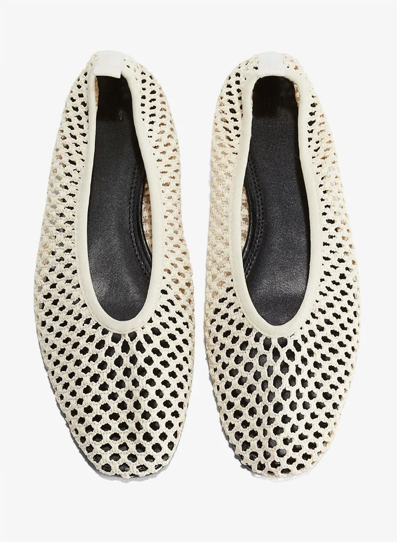 اتش اند ام حذاء باليه بتصميم مجدول