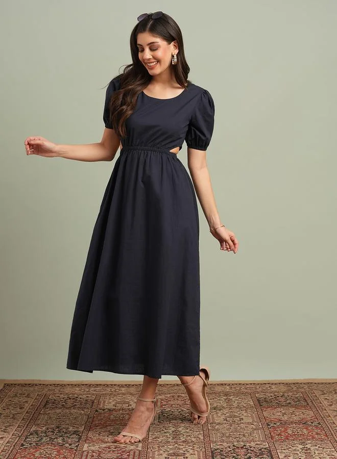 جلو باص فستان ميدي بأكمام منتفخة وتفصيلة مفتوحة