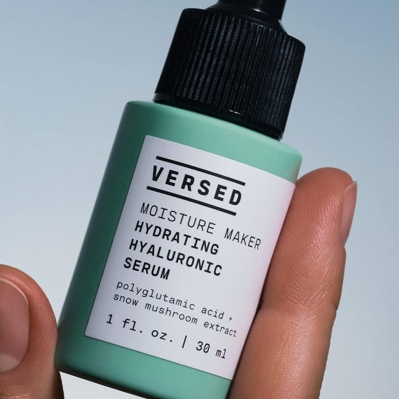 Versed سيروم الترطيب فيرسيد - سيروم وجه خفيف الوزن للبشرة الجافة مع حمض بولي غلوتاميك المرطب + مستخلص فطر الثلج لتهدئة وترطيب البشرة نهارًا وليلاً (1 أونصة) - Image 2