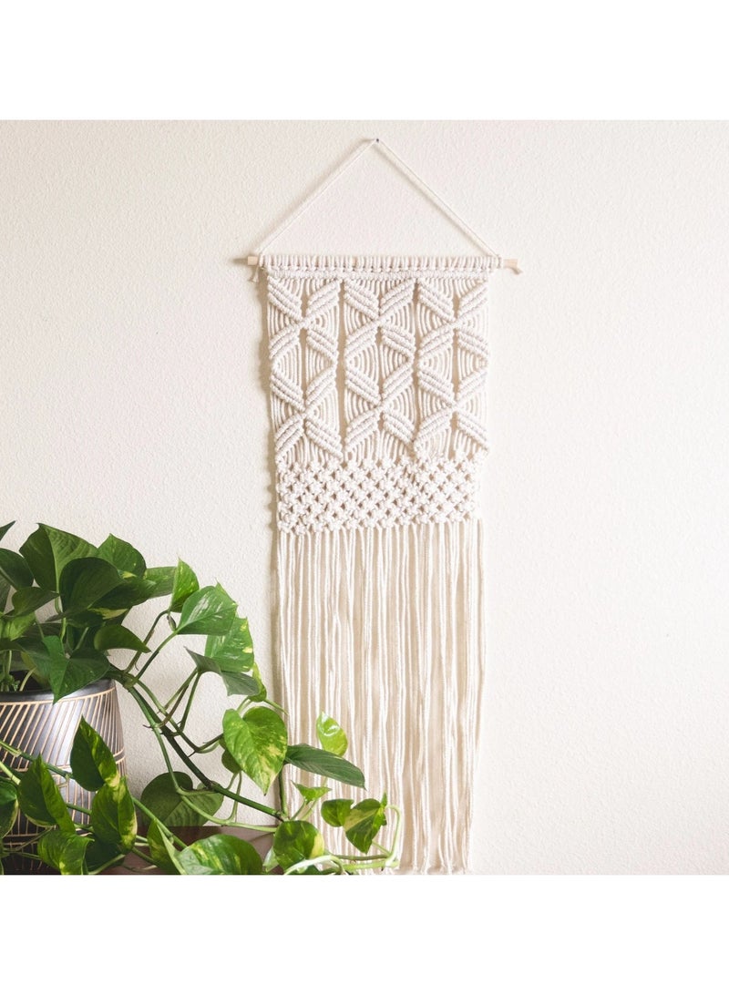 انتيكيانو هذه تعليقة جدارية مكرمية بسيطة وأنيقة، مصنوعة يدويًا من خيط قطني بلون بيج فاتح. تتميز بتصميم هندسي من العقد المتكررة في الجزء العلوي، وتفاصيل شبكية في المنتصف، تنتهي بخيوط طويلة تتدلّى بأسلوب ناعم. مثالية لإضافة لمسة طبيعية وهادئة إلى أي غرفة، خاصةً مع نباتات الزينة أو الديكور البوهيمي. - Image 1