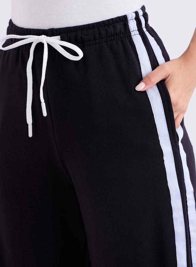 ستايلي جوغر بأرجل واسعة وتفاصيل درزات جانبية - Image 4