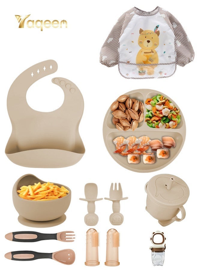 طقم تغذية سيليكون للأطفال مع علبة هدايا - تشمل مستلزمات تغذية الأطفال لدينا كوب شفط للأطفال، ووعاء شفط للأطفال، ومريلة مع ماسك للطعام، وملعقة أطفال، وشوكة أطفال، وملعقة أطفال صغار، وشوكة أطفال صغار، وكوب شرب مع غطاء، وعضاضة للأطعمة الصلبة، وفرشتي أسنان للإصبع، وغطاء بأكمام طويلة مقاوم للبقع. ستساعد مستلزمات فطام الأطفال عالية الجودة والألوان الثابتة طفلك على تعلم التغذية الذاتية. - Image 2