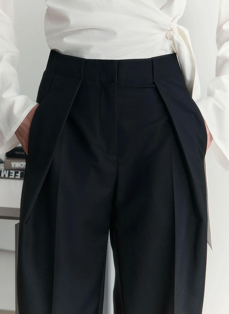 Lichi Loose-fitting suiting trousers with pleats at the front