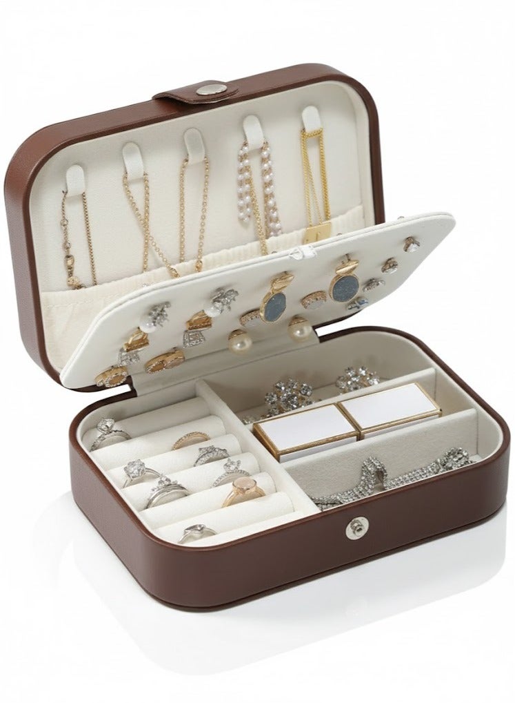 تانجبلب علبة مجوهرات سفر من الجلد الصناعي PU للنساء والبنات، منظم مجوهرات محمول بتصميم طبقتين مع فواصل قابلة للتعديل لترتيب الخواتم والأقراط والقلادات والأساور، صندوق تخزين مضاد للخدش ببطانة مخملية وخطافات للقلادات وجيب لحمايتها من التشابك، حجم صغير وخفيف مناسب للحقيبة والسفر والهدايا