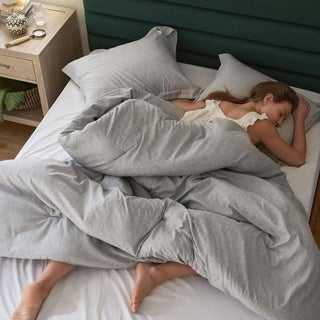 مجموعة لحاف كوين من Bedsure - فراش ناعم باللون الأزرق البحري لجميع الفصول، مجموعة سرير مصبوغة كاتيونيًا، 3 قطع، لحاف كوين واحد (90"x90") و2 وسادة شمس (20"x26"+2) - view 5