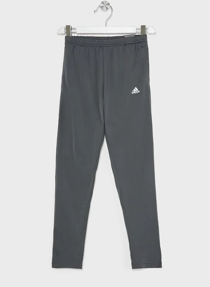 adidas بدلة رياضية أساسية بشعار ماركة كبير