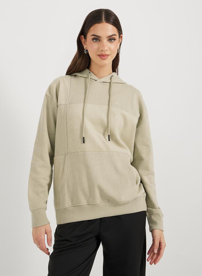 ستايلي هودي بقصة عادية وتفاصيل مُتداخلة - Image 1