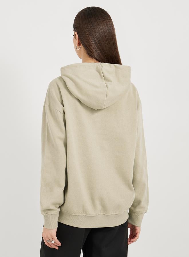 ستايلي هودي بقصة عادية وتفاصيل مُتداخلة - Image 4