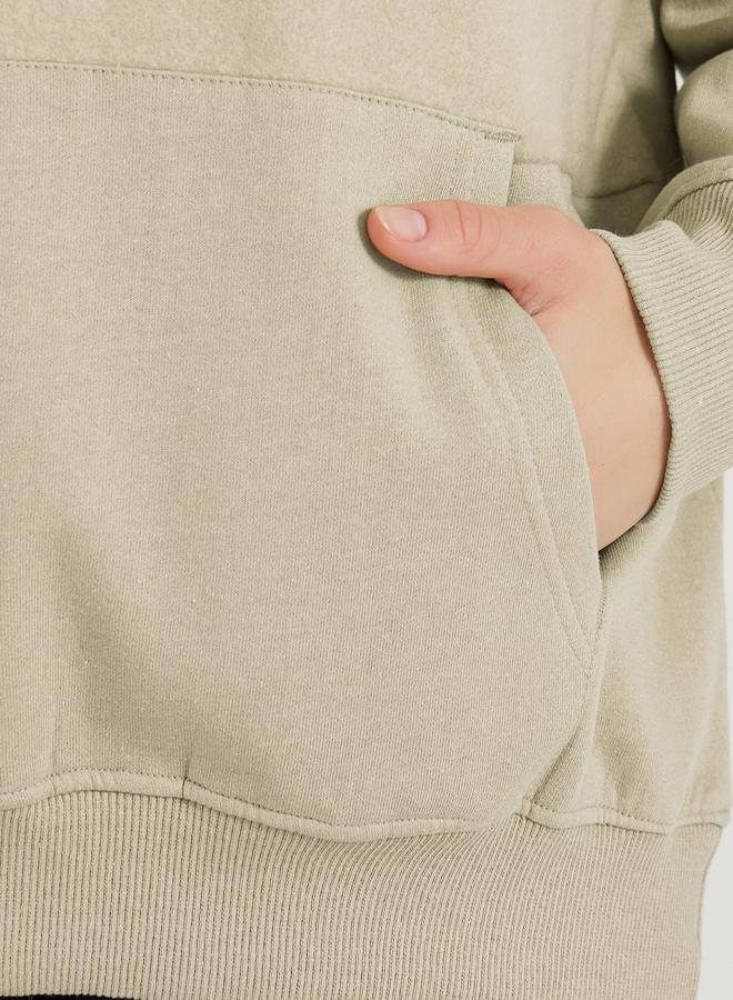 ستايلي هودي بقصة عادية وتفاصيل مُتداخلة - Image 3