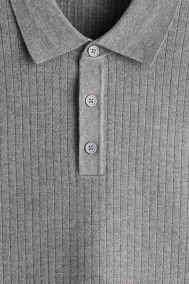 اتش اند ام تي-شيرت بولو محبوك بقصّة عادية